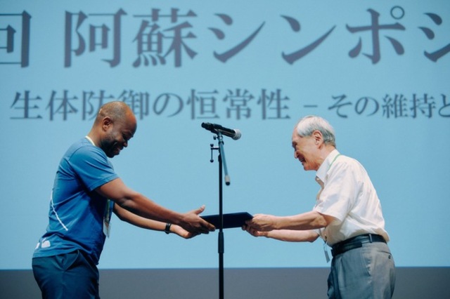 【Award】Mr. ADOLF, C. Ismael received the poster award at the 45th Aso Symposium